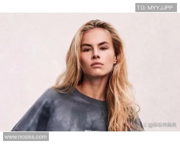 足球明星的妻子穿白衬衫展现优雅气质引发时尚热潮